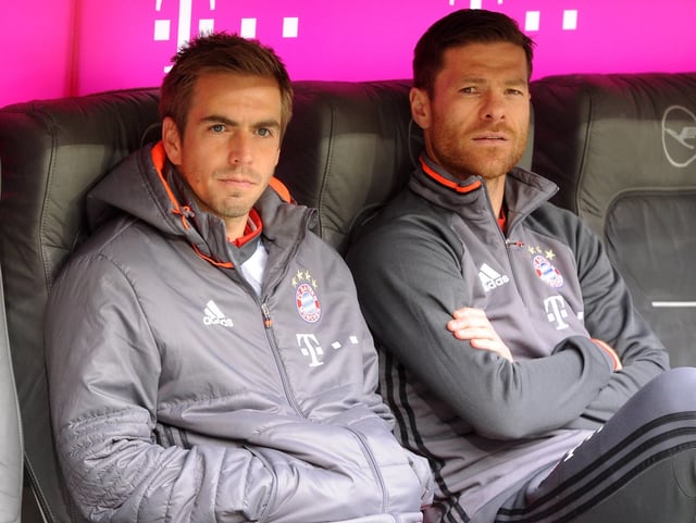 Philipp Lahm (links) und Xabi Alonso sitzen auf der Spielerbank. Philipp Lahm (links) und Xabi Alonso sitzen auf der Spielerbank.