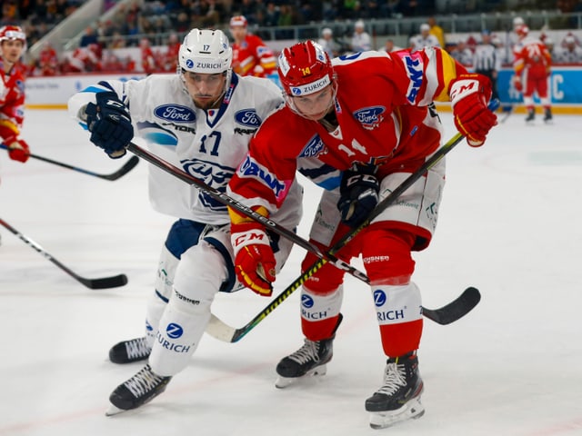 Im Cup setzte sich Biel (mit Kessler, l.) gegen Ambri (mit Jelovac) nach Verlängerung durch. Im Cup setzte sich Biel (mit Kessler, l.) gegen Ambri (mit Jelovac) nach Verlängerung durch.