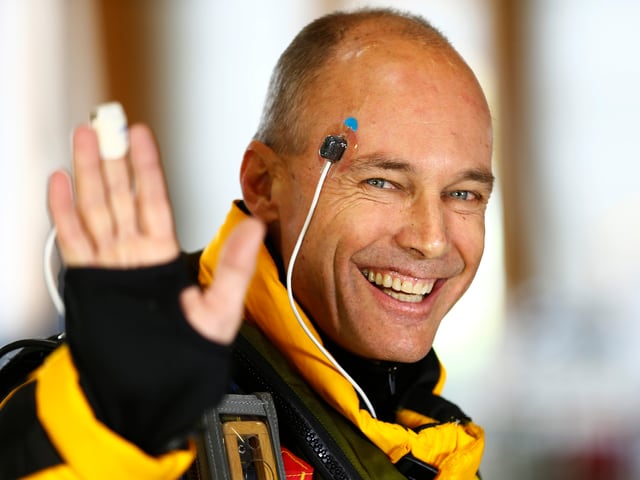 Bertrand Piccard winkt lächelnd