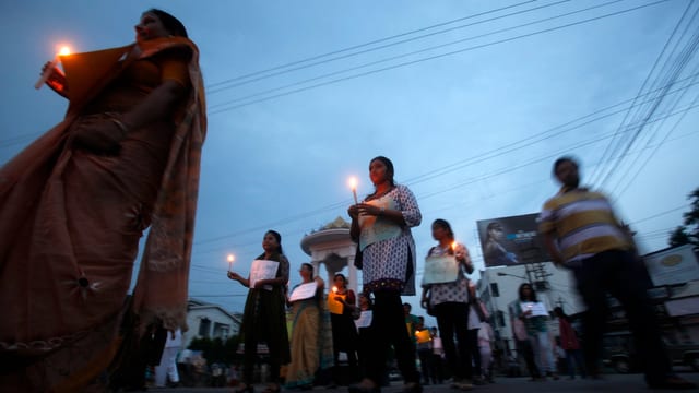 Menschen in Indien halten Kerzen und demonstrieren gegen die Vergewaltigung einer Fünfjährigen. Menschen in Indien halten Kerzen und demonstrieren gegen die Vergewaltigung einer Fünfjährigen.