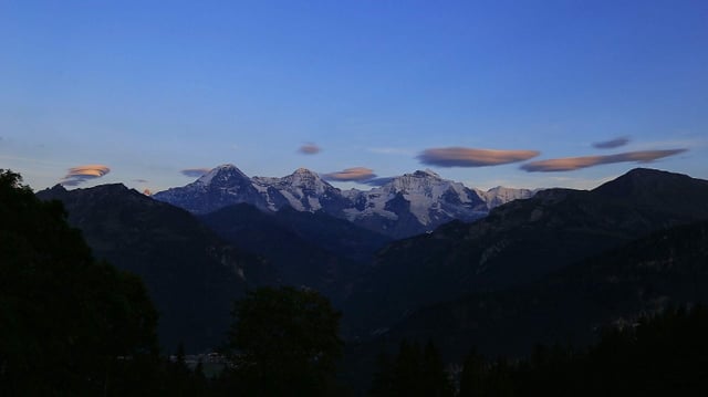 Lenticularis-Wolken am Abendhimmel über dem Jungfraumassiv. Lenticularis-Wolken am Abendhimmel über dem Jungfraumassiv.