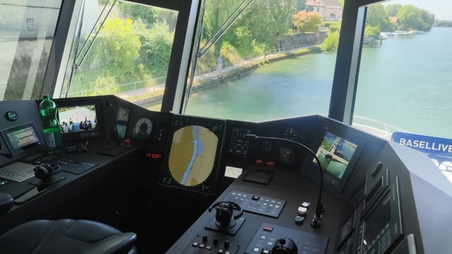 Blick ins Cockpit eines Schiffes Blick ins Cockpit eines Schiffes