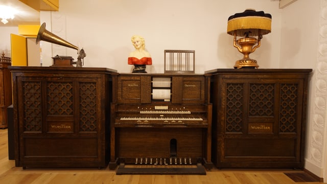 Eine Wurlitzer Kinoorgel. Sie ist aus Holz und ziemlich gross. Eine Wurlitzer Kinoorgel. Sie ist aus Holz und ziemlich gross.