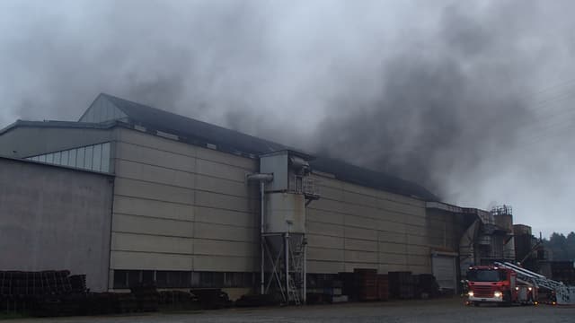Ein Giesserei-Gebäude steht in Flammen Ein Giesserei-Gebäude steht in Flammen