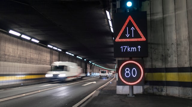 Foto durch den Autobahntunnel Foto durch den Autobahntunnel
