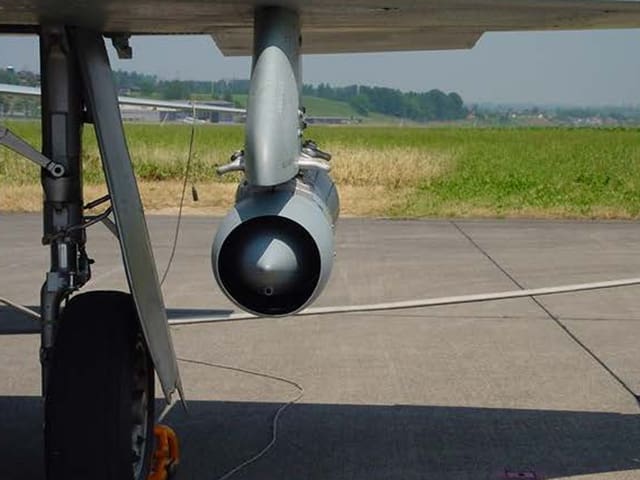 Der Flügel eines Tiger-Jets mit der Vorrichtung, die das Vorkommen von Aerosole misst. Der Flügel eines Tiger-Jets mit der Vorrichtung, die das Vorkommen von Aerosole misst.