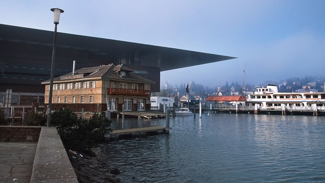 Aussenaufnahme des KKL, davor der See mit einem Dampfer. Aussenaufnahme des KKL, davor der See mit einem Dampfer.
