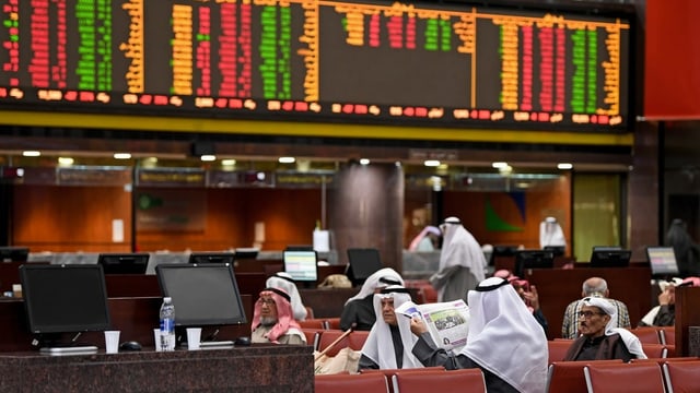 Börsenmakler in Kuwait beobachten die Kurse Börsenmakler in Kuwait beobachten die Kurse