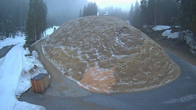Wenig Schnee auf einem Sägemehlhaufen. Wenig Schnee auf einem Sägemehlhaufen.