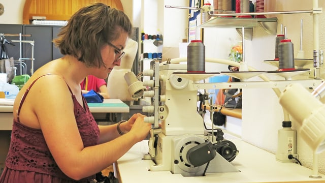 Junge Frau vor Nähmaschine Junge Frau vor Nähmaschine