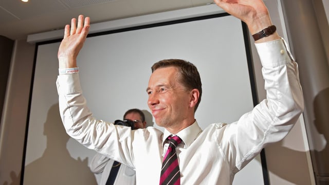 Lucke mit erhobenen Händen Lucke mit erhobenen Händen