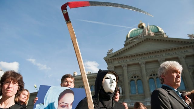 Demonstranten und ein maskierter Sensenmann auf dem Bundeshausplatz Demonstranten und ein maskierter Sensenmann auf dem Bundeshausplatz