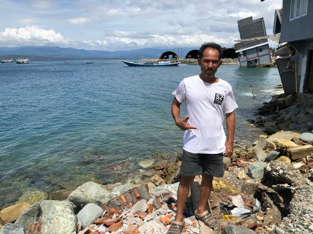Indonesischer Mann steht am Meer. Indonesischer Mann steht am Meer.