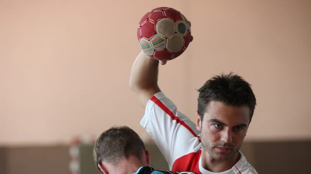 Ein Handballspieler macht sich bereit zum Wurf. Ein Handballspieler macht sich bereit zum Wurf.