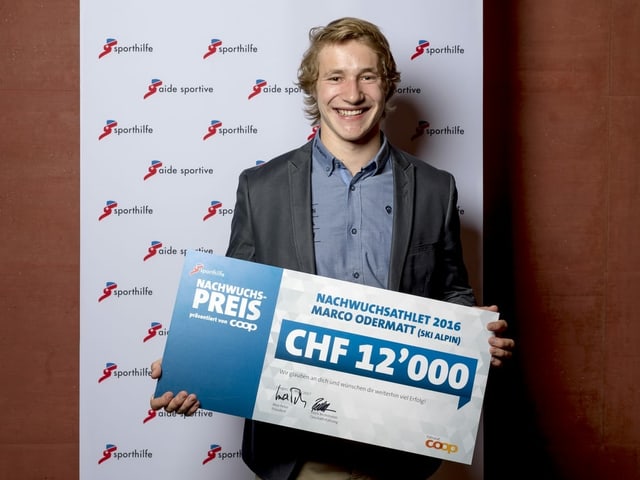 Marco Odermatt mit Preis