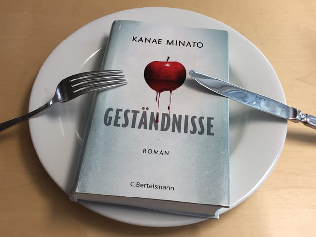 Kanae Minato: «Geständnisse» (2017, C. Bertelsmann) auf einem Teller Kanae Minato: «Geständnisse» (2017, C. Bertelsmann) auf einem Teller