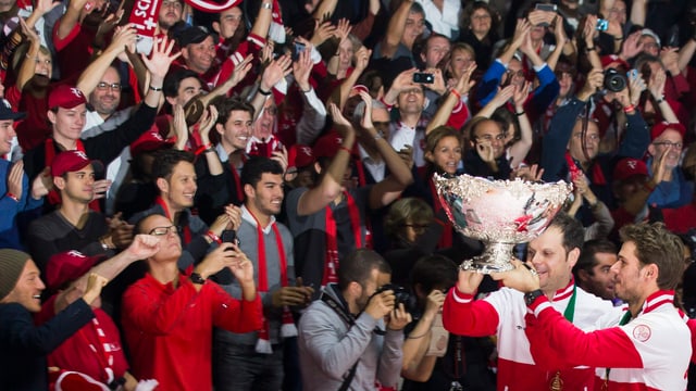 Wawrinka und Lüthi stemmen den Pokal vor dem Publikum in die Höhe Wawrinka und Lüthi stemmen den Pokal vor dem Publikum in die Höhe