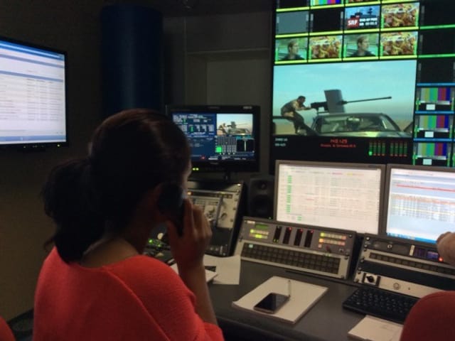 Schaltraum von SRF, Beriwan telefoniert mit Ronahi TV, Monitor zeigt Kriegsbilder Schaltraum von SRF, Beriwan telefoniert mit Ronahi TV, Monitor zeigt Kriegsbilder