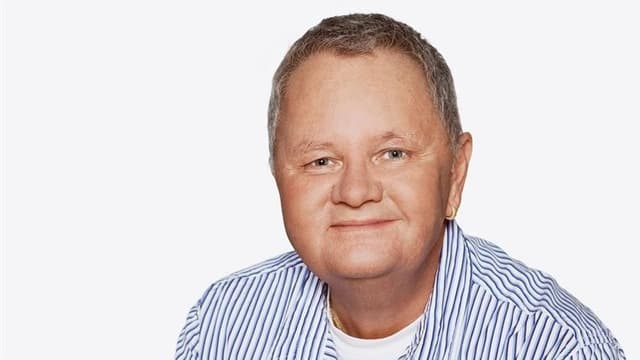Porträt von Jörg Stoller im blau-weiss gestreiften Hemd. Porträt von Jörg Stoller im blau-weiss gestreiften Hemd.