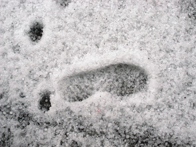 Ein Fussabruck im Hagel. Ein Fussabruck im Hagel.