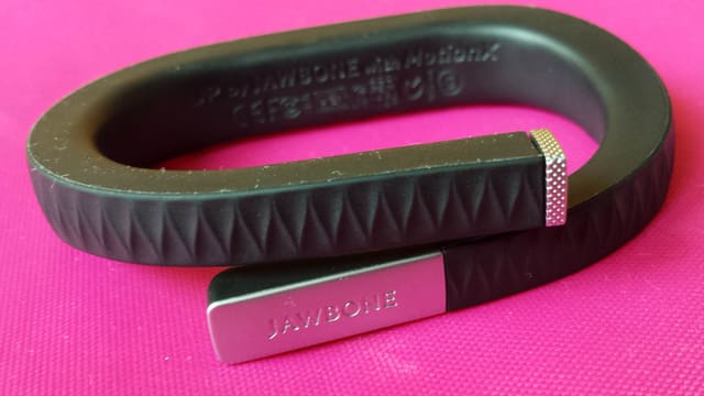 Das Bild zeigt ein schwarzes Armband, den Up-Bewegungssensor von Jawbone. Das Bild zeigt ein schwarzes Armband, den Up-Bewegungssensor von Jawbone.