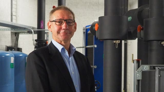 Ein Mann steht inmitten von technischen Anlagen eines Hotels. Ein Mann steht inmitten von technischen Anlagen eines Hotels.