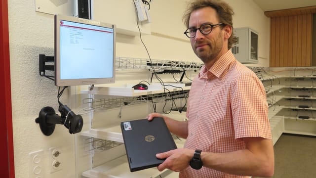 Schulleiter Oliver Rüesch zeigt die Ausleihstation für einen Laptop. Schulleiter Oliver Rüesch zeigt die Ausleihstation für einen Laptop.