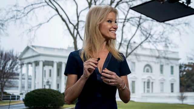 Trumps Beraterin macht sich vor dem Weissen Haus bereit für eine TV-Übertragung. Trumps Beraterin macht sich vor dem Weissen Haus bereit für eine TV-Übertragung.