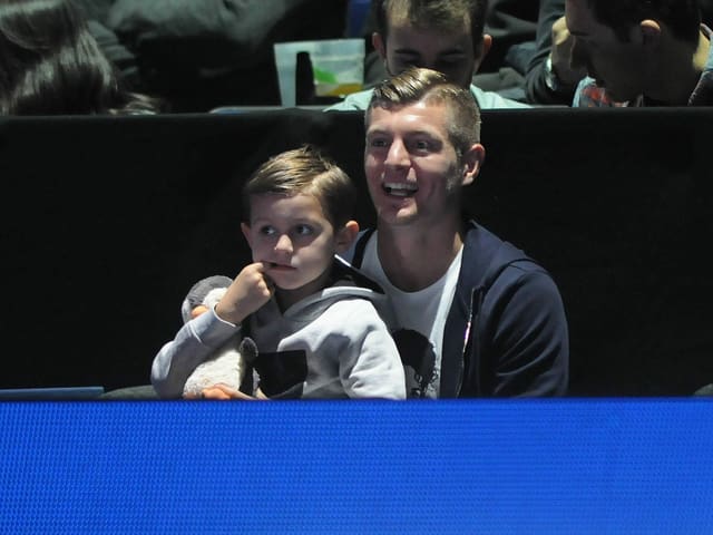 Toni Kroos schaut sich mit seinem Sohn ein Spiel von Roger Federer an den ATP Finals in London an. Toni Kroos schaut sich mit seinem Sohn ein Spiel von Roger Federer an den ATP Finals in London an.