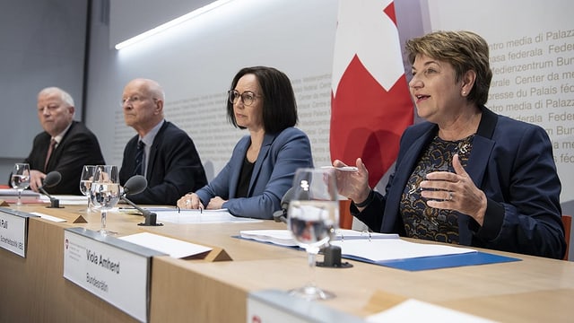 Kurt Grüter, Claude Nicollier (Experten), Pälvi Pulli, Chefin Sicherheitspolitik VBS und Bundesrätin Viola Amherd Kurt Grüter, Claude Nicollier (Experten), Pälvi Pulli, Chefin Sicherheitspolitik VBS und Bundesrätin Viola Amherd