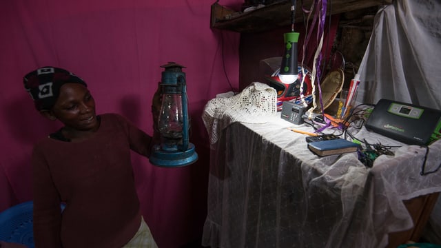 Musau hält eine Kerosinlampe in der Hand Musau hält eine Kerosinlampe in der Hand