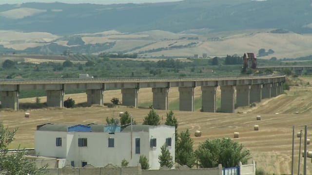 Ein Viadukt steht unbenutzt in der Italienischen Landschaft Ein Viadukt steht unbenutzt in der Italienischen Landschaft