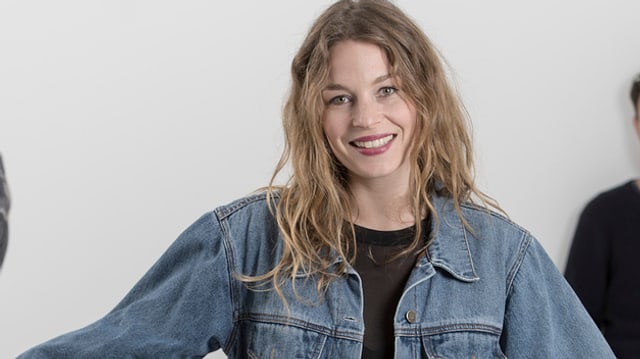 Anna Rossinelli in blauer Jeansjacke Anna Rossinelli in blauer Jeansjacke