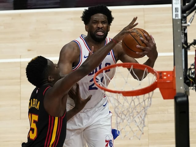 Clint Capela im Zweikampf mit Philadelphias Joel Embiid. Clint Capela im Zweikampf mit Philadelphias Joel Embiid.