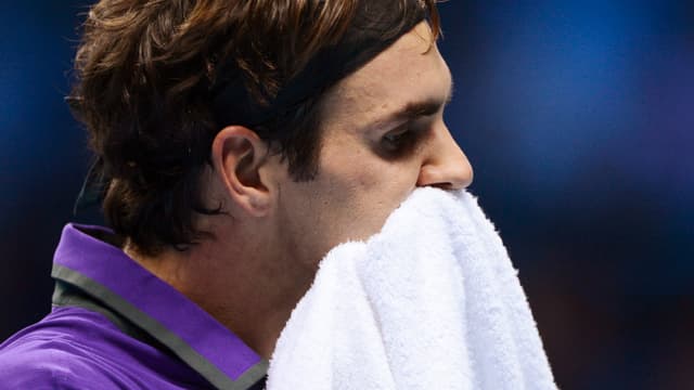 Roger Federer mit Handtuch. Roger Federer mit Handtuch.