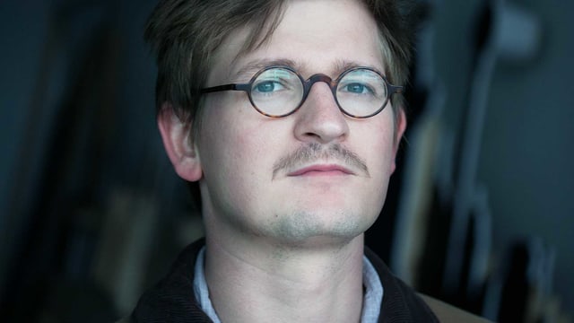 Ein Porträt von Wolfram Höll. Ein Porträt von Wolfram Höll.