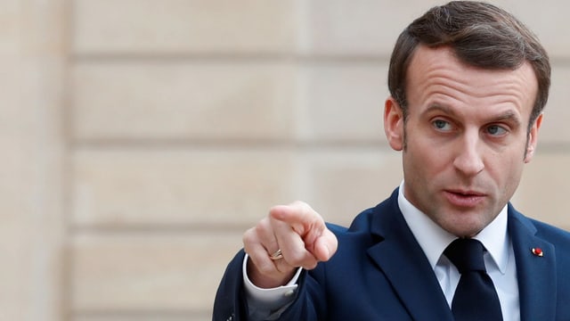 Macron streckt den Zeigefinger aus Macron streckt den Zeigefinger aus