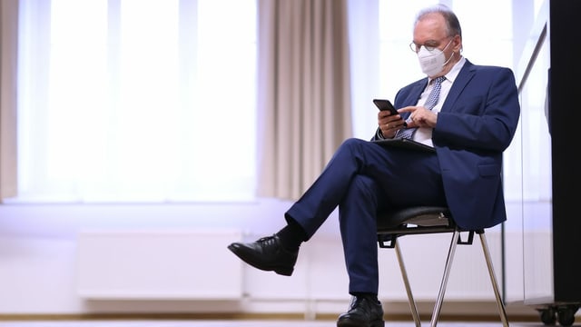 Ministerpräsident Reiner Haseloff tippt auf seinem Mobiltelefon. Ministerpräsident Reiner Haseloff tippt auf seinem Mobiltelefon.