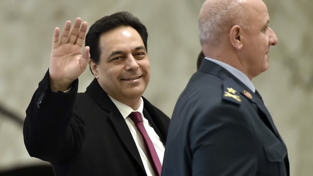 Regierungschef Hassan Diab winkt jemandem zu. Regierungschef Hassan Diab winkt jemandem zu.