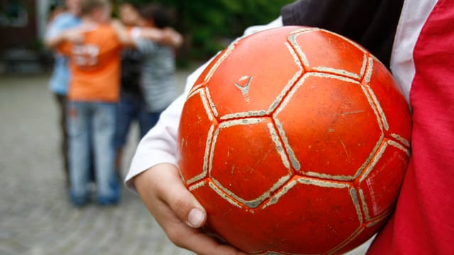 Kind mit Fussball unterm Arm. Kind mit Fussball unterm Arm.