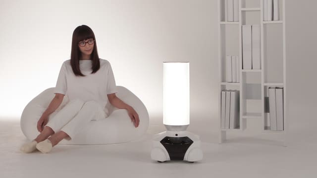 Eine Frau mit einer Roboterlampe Eine Frau mit einer Roboterlampe