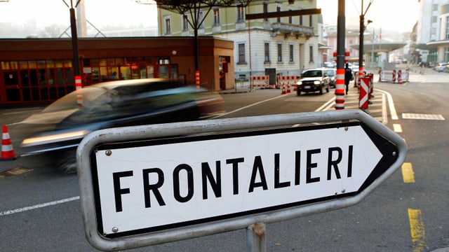 Schild mit Aufschrift Frontalieri Schild mit Aufschrift Frontalieri