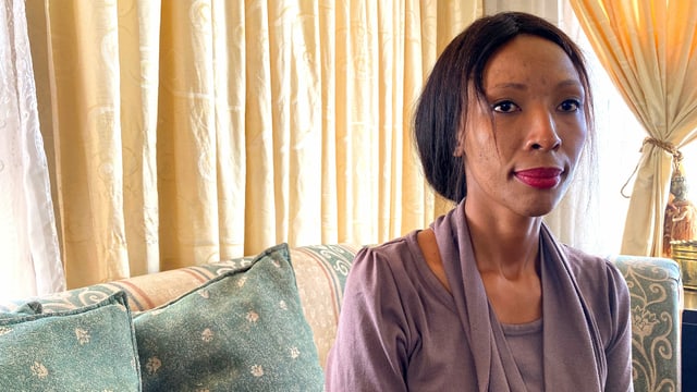 Boipelo Mokoena, die Schwester einer Ermordeten, sitzt auf einem Stuhl. Boipelo Mokoena, die Schwester einer Ermordeten, sitzt auf einem Stuhl.