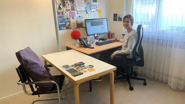 Frau sitzt in Büro. Frau sitzt in Büro.