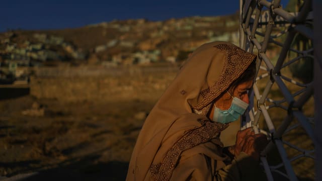 Mutter am Grab ihrer Tochter in Kabul, die Opfer einer Autobombe wurde Mutter am Grab ihrer Tochter in Kabul, die Opfer einer Autobombe wurde
