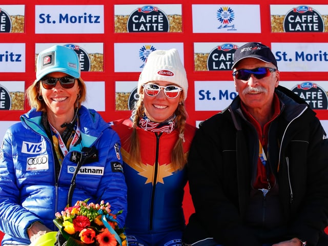 Mikaela Shiffrin (M.) mit ihren Eltern Eileen und Jeff (†) im Februar 2017. Mikaela Shiffrin (M.) mit ihren Eltern Eileen und Jeff (†) im Februar 2017.