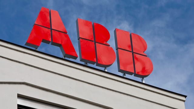 ABB-Logo auf einem Hausdach. ABB-Logo auf einem Hausdach.