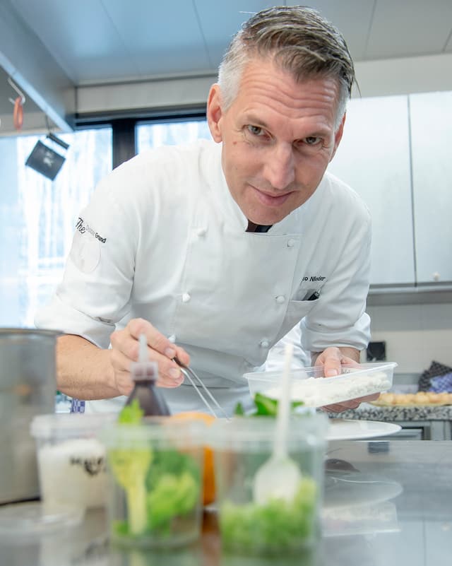 Heiko Nieder beim Kochen Heiko Nieder beim Kochen