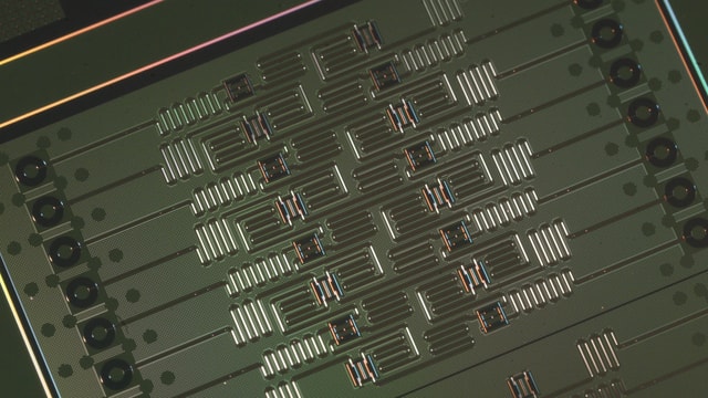 Das Bild eines Quantencomputer-Prozessors von IBM mit 16 Qubits. Das Bild eines Quantencomputer-Prozessors von IBM mit 16 Qubits.