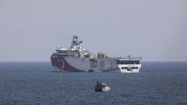 Präsident Erdogan zog das türkische Erdgas-Explorationsschiff «Oruc Reis» Ende September vom östlichen Mittelmeer an die Küste vor Antalya zurück. Nun hat er das Schiff für weitere seismische Messungen wieder in der Region südlich der griechischen Insel Kastellorizo entsandt. Präsident Erdogan zog das türkische Erdgas-Explorationsschiff «Oruc Reis» Ende September vom östlichen Mittelmeer an die Küste vor Antalya zurück. Nun hat er das Schiff für weitere seismische Messungen wieder in der Region südlich der griechischen Insel Kastellorizo entsandt.